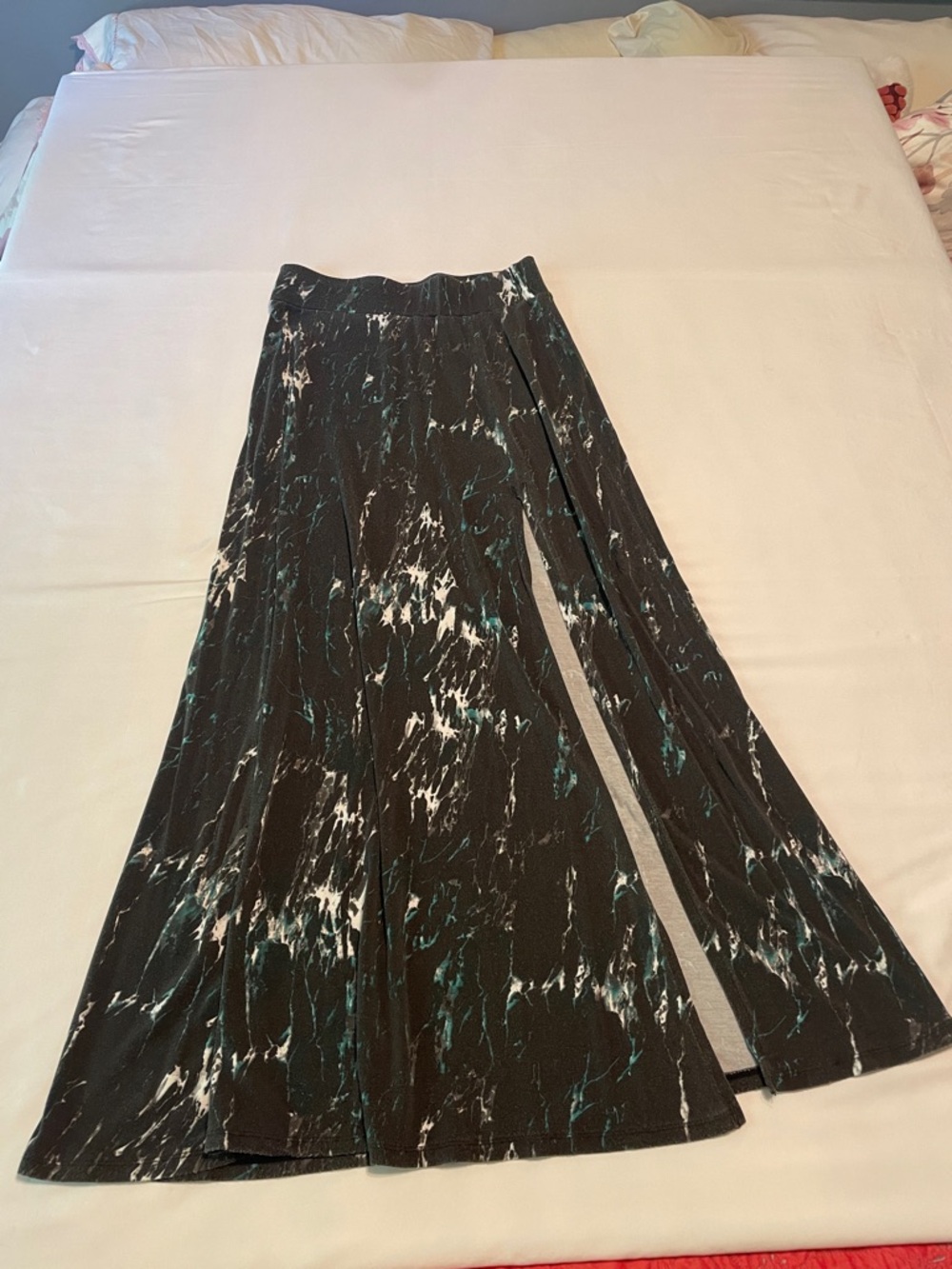 Carmen Marc Valvo Black Marble-Print Maxi Skirt with Side Slit
Size S